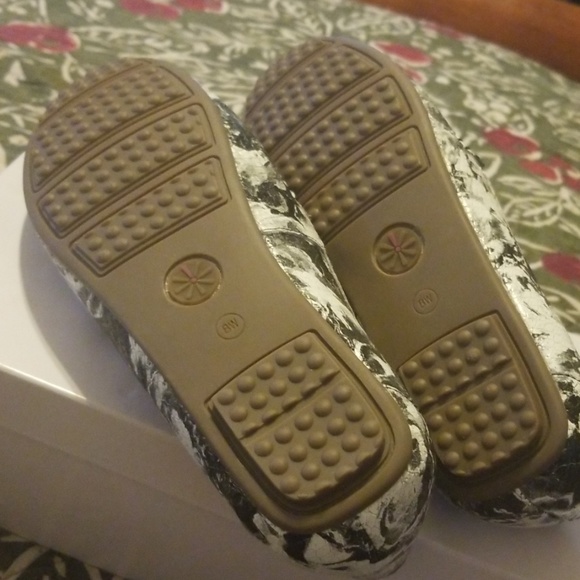 Isaac Mizrahi! Love these! - Picture 3 of 4